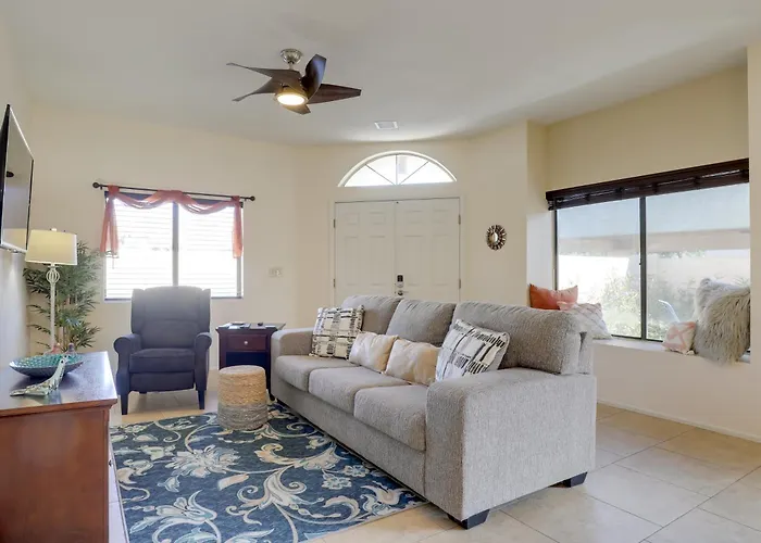 Dom wakacyjny Sunny Townhome W/ Patio & Mountain Views! Tucson