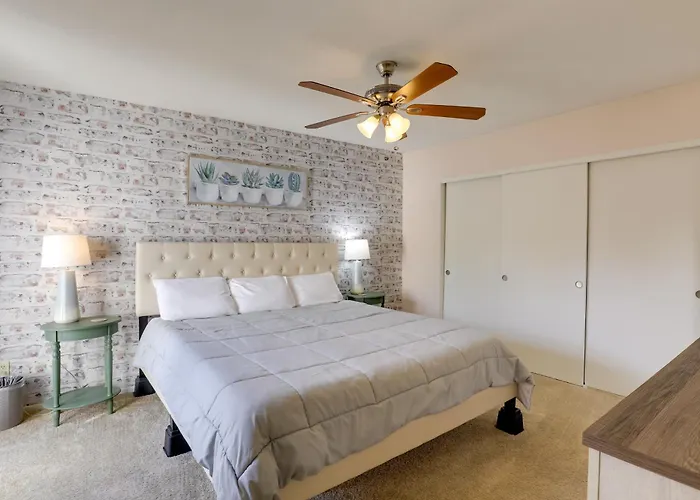 Sunny Townhome W/ Patio & Mountain Views!